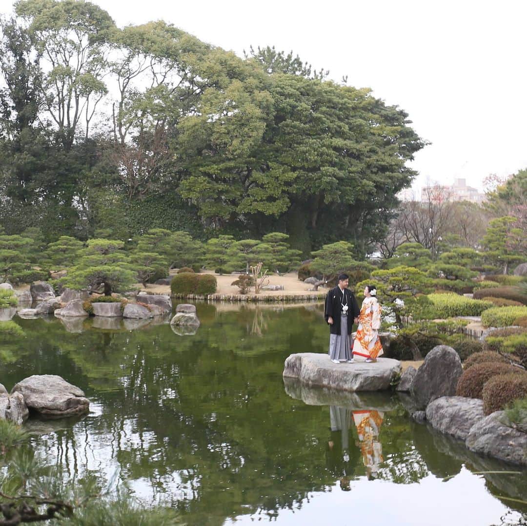 家族挙式さんのインスタグラム写真 - (家族挙式Instagram)「.﻿ 和装ウェディングフォト📸﻿ お気に入りのフォトスポットで﻿ 絵になるおふたり♡﻿ 日本ならではの古き良き日本庭園で﻿ 緑に心踊る鮮やかな色打掛が﻿ とってもよく映えますね♡素敵！﻿ ﻿ -------------------﻿ 【2020年7月末まで！】﻿ ﻿ \年内実施の会食•披露宴プランお申し込みで/﻿ ✳︎挙式スナップ写真 60カットプレゼント✳︎﻿ ﻿ ▽詳しくはTOPのリンクから❁﻿ >>> @kazoku_wedding﻿ -----------------------﻿ .﻿ ❁テレビCM放映中 ▹▸ ”家族挙式ベスト”なら﻿ 【挙式・衣裳・美容・写真】が含まれたプランが99,000円〜叶います＊﻿ ▽予約はTOPのリンクから❁﻿ >>> @kazoku_wedding﻿ -------------------﻿ #家族挙式 #ベストアニバーサリー﻿ #家族 #Family #家族婚﻿ #bestanniversary #少人数婚﻿ #ウェディング #結婚式準備﻿ #結婚式 #フォトウェディング﻿ #プレ花嫁 #卒花﻿ #日本中のプレ花嫁さんと繋がりたい﻿ #花嫁 #卒花嫁 #国内挙式﻿ #weddingdress #ウェディングドレス﻿ #プラコレ #Dressy花嫁﻿ #2020秋婚 #2021春婚﻿ #2021夏婚 #2020冬婚﻿ #前撮り﻿ #ウェディングフォト﻿ #和婚﻿ #和装﻿ #日本庭園﻿」7月10日 21時24分 - kazoku_wedding