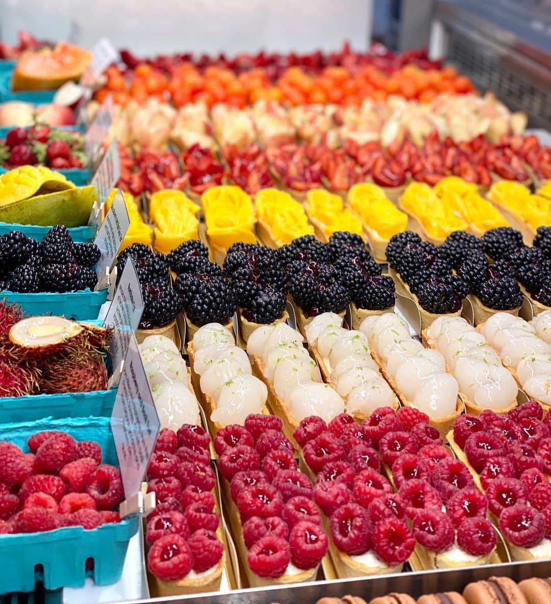 DOMINIQUE ANSEL BAKERYさんのインスタグラム写真 - (DOMINIQUE ANSEL BAKERYInstagram)「Heading into the final weekend of our Summer Marché pastry case in Soho. 8 different fresh fruit tarts with peak-season summer fruits from all over the world, looking beautiful. Nice job, team. 🙌」7月10日 21時29分 - dominiqueansel