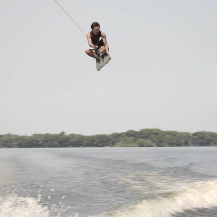 手塚翔太のインスタグラム：「Go big or go home right?😎🥊 Last day of voting for 2nd digital @prowakeboardtour stop! Check out link in my bio to vote your favorite run🤘🏻🔥  @supra_boats」