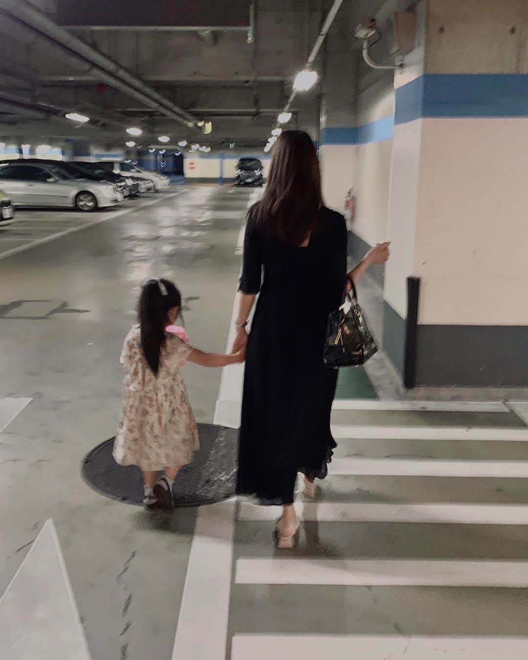 小田切恵子さんのインスタグラム写真 - (小田切恵子Instagram)「👩‍👧🤍 手つないで歩いてると幸せ感じる。なんだろう。の後ろ姿  #love #mybaby」7月10日 21時40分 - keikoodagiri101