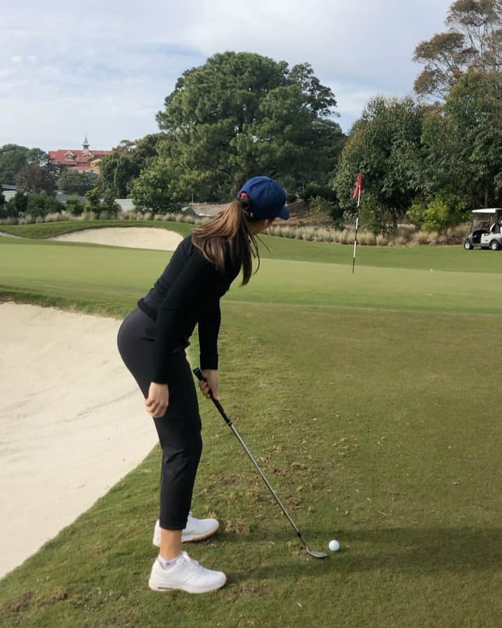 Liz Elmassianのインスタグラム：「My go to drill when I lose the feel of my left side in my chipping ☺️」