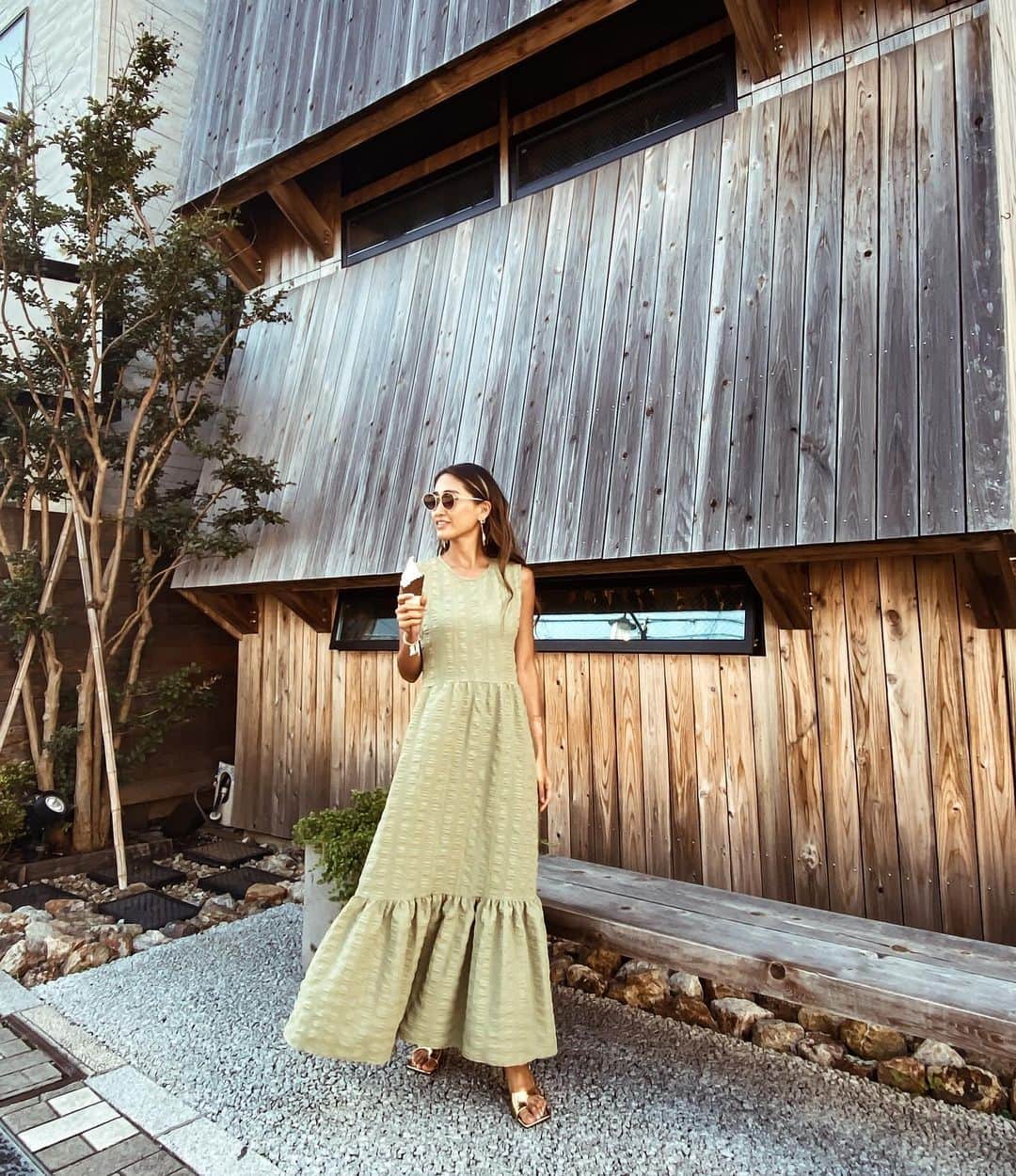 のインスタグラム：「えー😆 可愛いワンピース！ 美しくホワイト着ようかと思ったけど、 やっぱりカーキにしました‼︎ @esutoreja  #esutoreja . .  #fashionista #outfit #fashion #code #snap #instafahion #fashiondaily #fashionoftheday #ootd #zara #hm #resort #urban #vintage #losangeles #california  #エストレジャ」