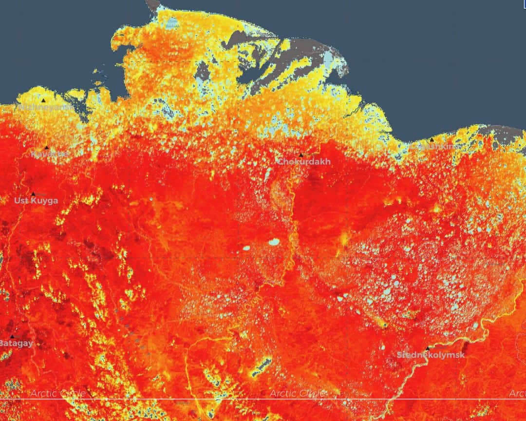 ルモンドさんのインスタグラム写真 - (ルモンドInstagram)「Cette image transmise par le service européen sur  le changement climatique Copernicus montre les températures au sol atteintes en Sibérie le 19 juin, du jaune (20°), jusqu'au rouge (40°).⁣ ⁣ La Sibérie arctique a enregistré des chaleurs exceptionnelles en juin, avec des températures supérieures à la moyenne de 5 à 10 degrés. Ce dérèglement provoque inondations et incendies, qui appartiennent désormais à la routine de l’été.⁣ ⁣ Habitués aux rudesses du climat, les habitants de Verkhoïansk, éleveurs de rennes ou employés de la mine d’or, n’ont pas vu leur vie changer radicalement, mais le bétail, lui, souffre déjà : à cause de la chaleur, l’herbe pousse mal dans les pâturages. « Si cela continue à ce rythme, c’est difficile d’imaginer de quoi l’avenir sera fait », conclut le maire.⁣ ⁣ Mais le signe le plus net du réchauffement climatique, et peut-être aussi le danger le plus grand, est encore largement invisible. La fonte du pergélisol, cette couche de terre gelée qui peut atteindre près de mille mètres de profondeur, est désormais une donnée avérée, et elle va en s’accélérant. « En dégelant sous l’effet du réchauffement, le pergélisol relâche toutes les matières organiques qu’il piégeait, et notamment du CO2 et du méthane, un gaz à effet de serre bien plus puissant », explique Antoine Séjourné, hydrologue à l’université Paris-Saclay, qui étudie la fonte du pergélisol en Iakoutie.⁣ ⁣ En découle une rétroaction : la fonte du pergélisol aggrave le réchauffement climatique qui, à son tour, aggrave la fonte du pergélisol, un phénomène encore amplifié par les incendies. De quoi dérégler le climat arctique, mais aussi celui du reste du globe, alors que le pôle Nord est considéré comme le climatiseur de la planète.⁣ -⁣ (ECMWF Copernicus Climate Change Service / AP)⁣ -⁣ #planète #climat #sibérie #RéchauffementClimatique」7月10日 21時48分 - lemondefr