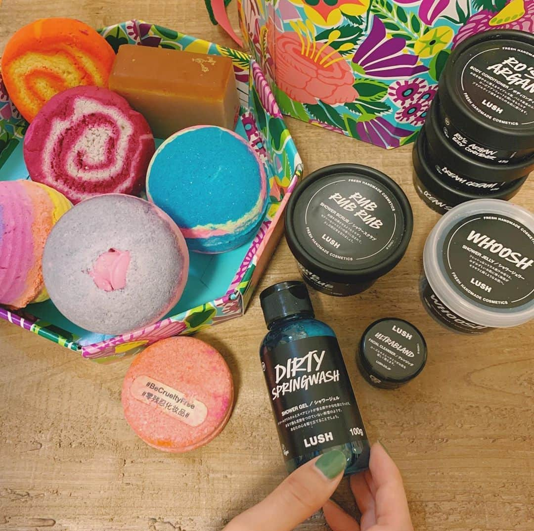 谷奥えり（えまえり）さんのインスタグラム写真 - (谷奥えり（えまえり）Instagram)「@lushjapan のプレゼントboxの中身が素敵すぎるぅぅ。。 。 。 。 全部で14点も入ってるの！ スクラブ、洗顔、ボディクリーム、バスボム これだけ入ってたら全身ツルツルに🤩 #lushjapan #lush」7月10日 21時41分 - eritanitani