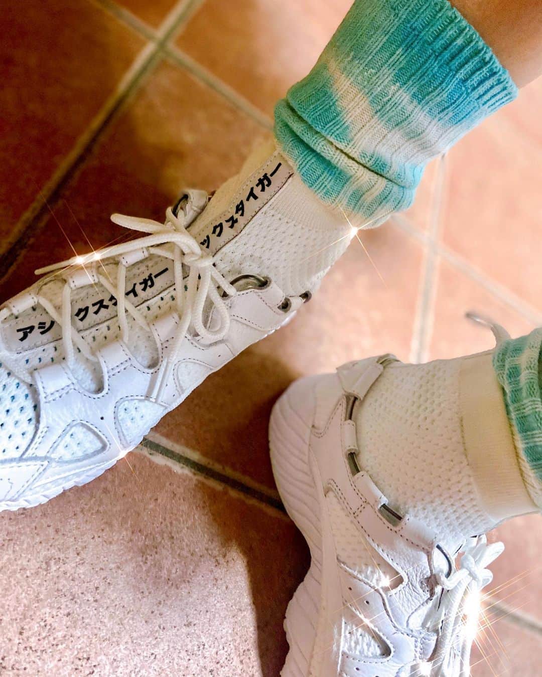 彩南(Ayana)のインスタグラム：「何年か前に買ったやつ❤️ . とにかく可愛いし、白いから👟✨ . 大事にしすぎて一度も履いてなかったやつ。笑 . やっぱり可愛ええええ❤️ . 梅雨が過ぎたらヘビロテするもん🤤 #model  #japan  #model #music #female beatbox #sk8fashion #girl #dancer #workout  #sexy #fitnessgirl #skateboard #sk8 #fitness #dance #sk8girl #beatboxer #beatbox #beatbox #asix  #female_beatboxer #モデル#グラビア  #アシックスタイガー #スニーカー好き」