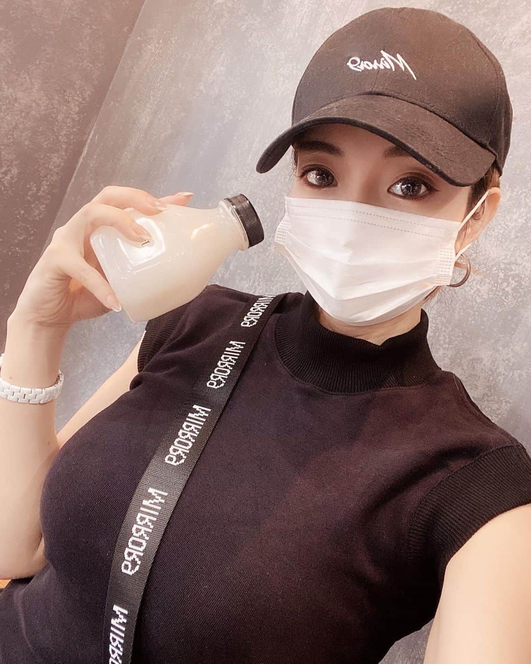 のインスタグラム：「あーバッグ可愛い♥ 紐も可愛いでしょ♥ 今日はLA Juiceのクレンズジュース🥕 お肌の調子悪いから早く寝よう〜っと #MIRROR9 #ミラーナイン」