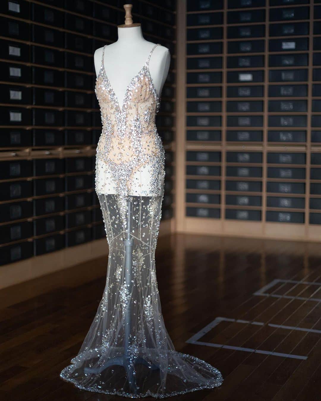 SWAROVSKIさんのインスタグラム写真 - (SWAROVSKIInstagram)「Showcasing the incredible craftsmanship of the ateliers of Maison @lesage, and the shimmering haute couture visions of @alexandrevauthier, this stunning haute couture gown is intricately embellished with 5,400 Swarovski crystals over sheer silk. @alexandrevauthier #alexandrevauthier @Lesage #Lesage #SwarovskiFashionStories #SwarovskiCreativeCollaborations @swarovski #swarovski #swarovskicrystal #crystal」7月10日 21時44分 - swarovski