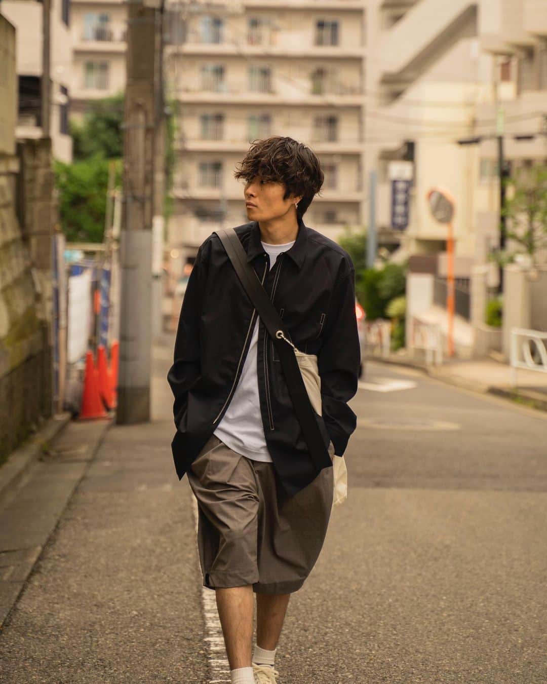 Ryoさんのインスタグラム写真 - (RyoInstagram)「ㅤㅤㅤㅤㅤㅤㅤㅤㅤㅤㅤㅤㅤ 🚶‍♂️🚶‍♂️🚶‍♂️ 最近ハマってるoamc。 ローテクとハイテクを掛け合わせたハイブリッドなスニーカーが、本当に好み。 買ってよかった〜👟  shirt:#oamc tee:#uniqlou pants:#rams shoes:#oamc bag:#oamc」7月10日 21時45分 - ryo__takashima