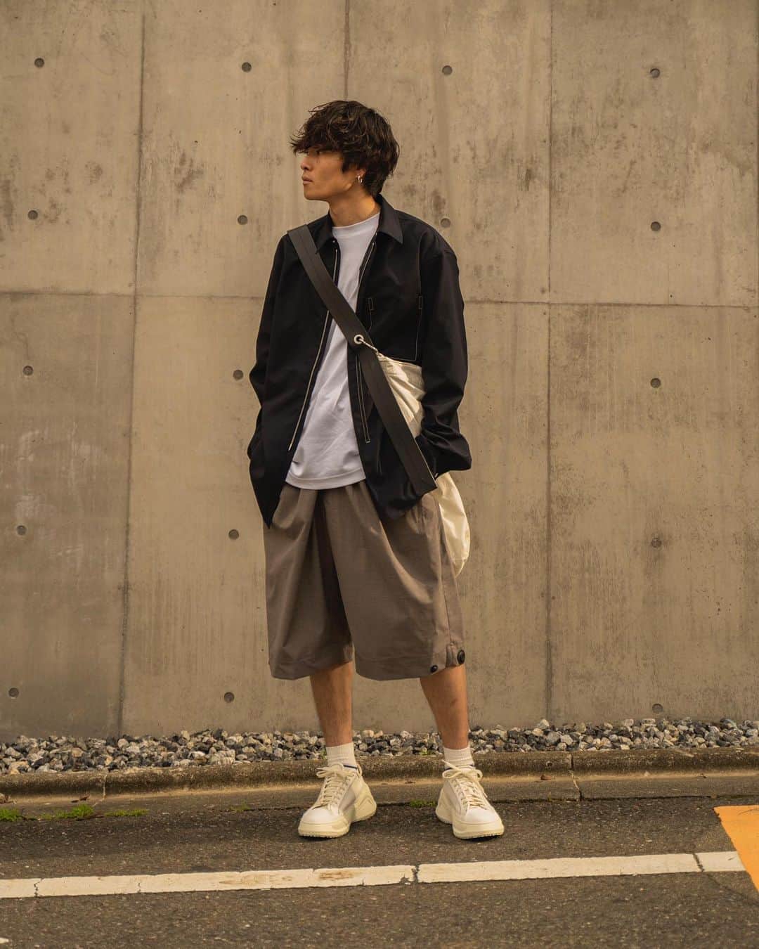 Ryoさんのインスタグラム写真 - (RyoInstagram)「ㅤㅤㅤㅤㅤㅤㅤㅤㅤㅤㅤㅤㅤ 🚶‍♂️🚶‍♂️🚶‍♂️ 最近ハマってるoamc。 ローテクとハイテクを掛け合わせたハイブリッドなスニーカーが、本当に好み。 買ってよかった〜👟  shirt:#oamc tee:#uniqlou pants:#rams shoes:#oamc bag:#oamc」7月10日 21時45分 - ryo__takashima