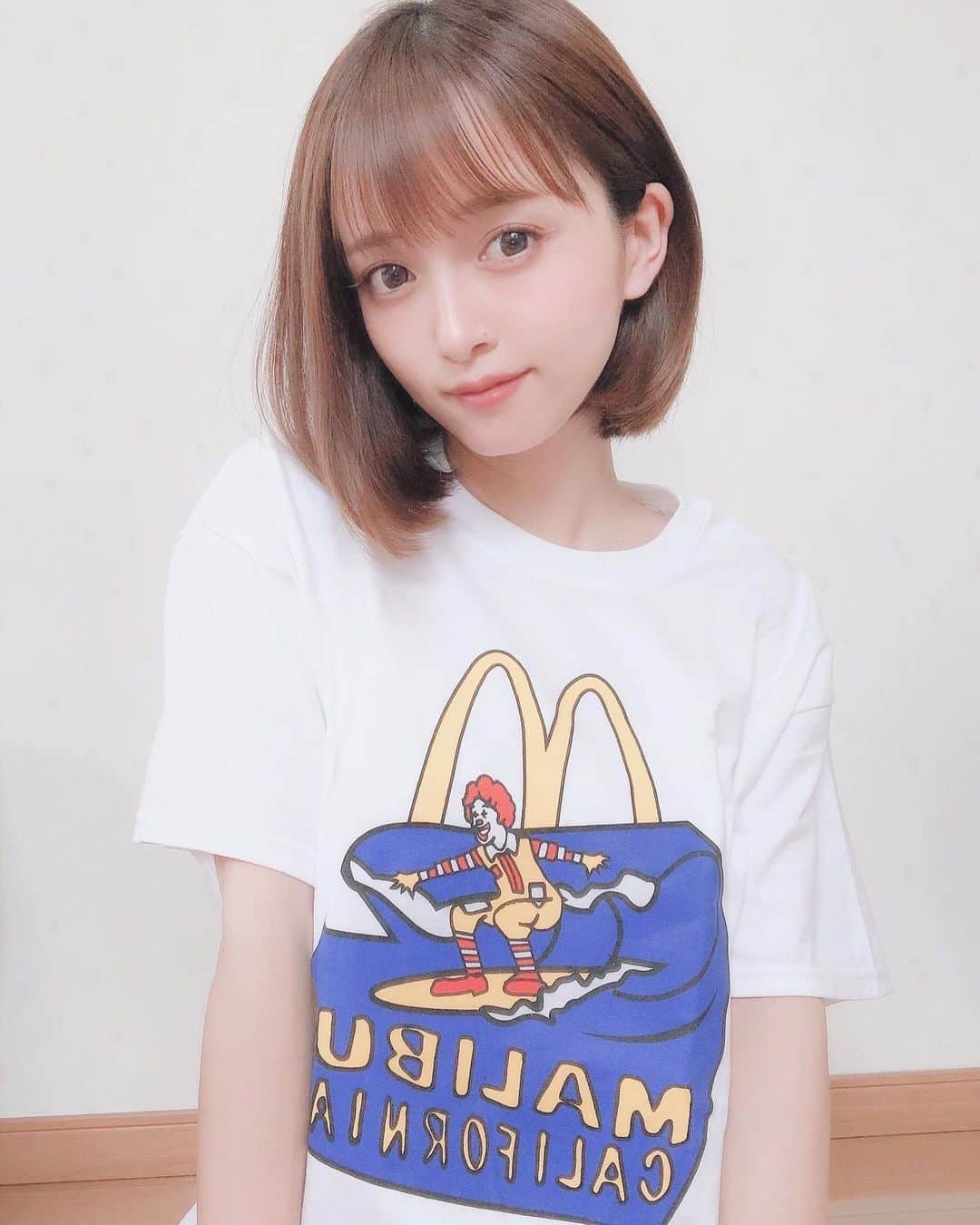 三田寺円のインスタグラム：「マクドナルド マリブ店限定のお土産 Tシャツ着たよ🥰🌴 ドナルドがサーフィン してるの可愛い🏄‍♂️💕 . #PR #jalana」