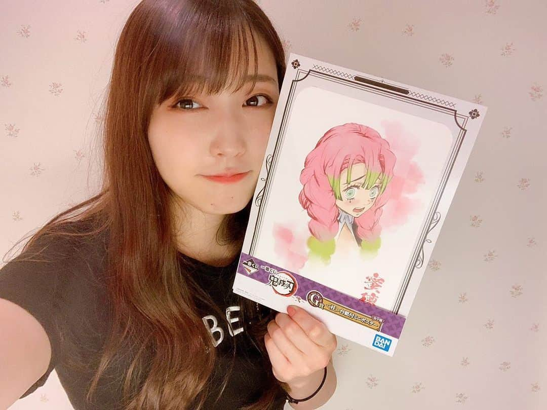 譜久村聖さんのインスタグラム写真 - (譜久村聖Instagram)「蜜璃ちゃんメイクに挑戦⚡︎  初めてアニメのキャラクターメイク？してみました(*´-`*)  前髪を3つに分けウエーブ 目の下にほくろをかいて チークを強めに 困り眉 リップはうすいピンクのグロスで  仕上げはえりぽんが加工で髪の毛色塗ってくれました♡  あり物で頑張ってみました🙇‍♀️ 自己満"(〃´▽`)v  #鬼滅の刃 #甘露寺蜜璃 ちゃん #恋の呼吸  #なりきりメイク #メイク  #蜜璃ちゃんかわいい #仕上げはえりぽん  #morningmusume20 #モーニング娘20 #譜久村聖」7月10日 21時46分 - mizuki_fukumura.official