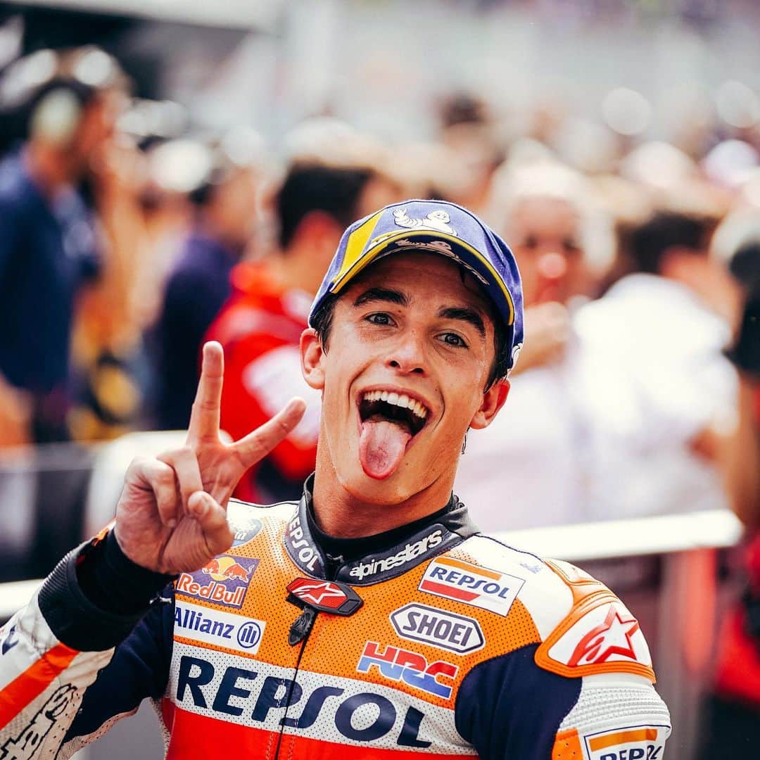レプソル・ホンダのインスタグラム：「#TFW it’s the last Friday without @MotoGP #FridayFeeling ⠀⠀⠀⠀⠀⠀⠀⠀⠀ #MotoGP #MM93 #MarcMarquez93 #Racing #Repsol #Honda #Racing #RepsolHonda #HRC #RC213V #ThePowerOfDreams #Racing #Motorcycle #Team #OneHeart #FunTimes #MotoGPIsBack」