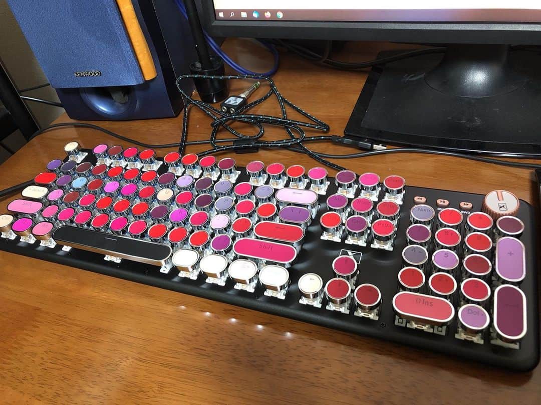 中恵光城のインスタグラム：「タイプライターとリップスティックを合わせたような素敵デザインキーボード✨ タイピング音が大きいから配信中や会議中は使いにくいけど、この姿を見るだけで心が満たされるー☺️💕  #キーボード #可愛いキーボード」