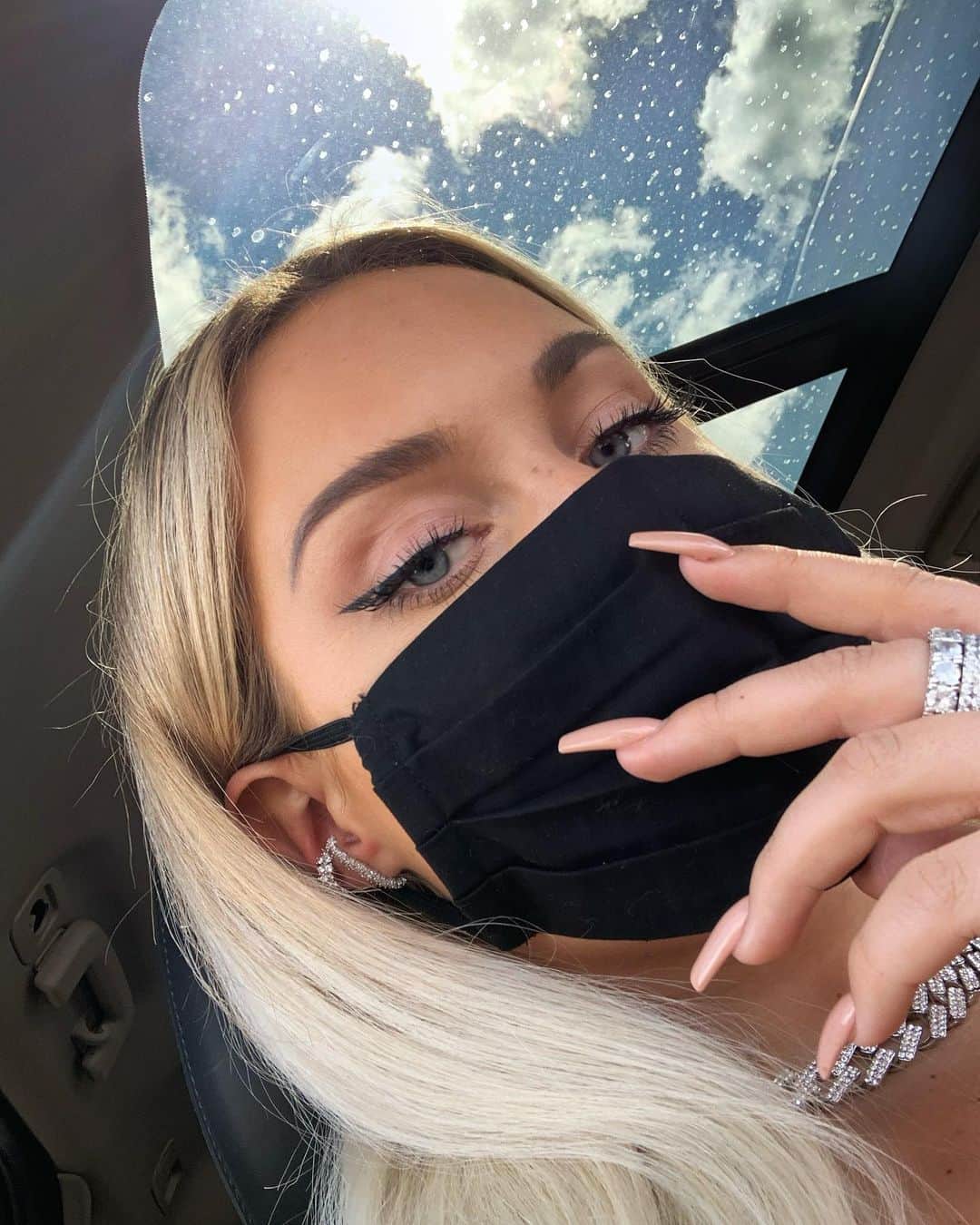 ファニー・リックマンのインスタグラム：「Stay safe out there ✌🏼」