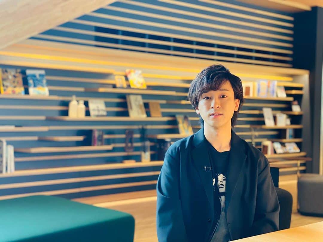 としみつのインスタグラム：「今日は1人でのお仕事でした！ とても楽しくやらせてもらいました！  割と予想外な感じだと思いますのでお楽しみに！(わかる人にはこの写真でなんとなくバレる笑)  あとiPhone のポートレートは凄い。」