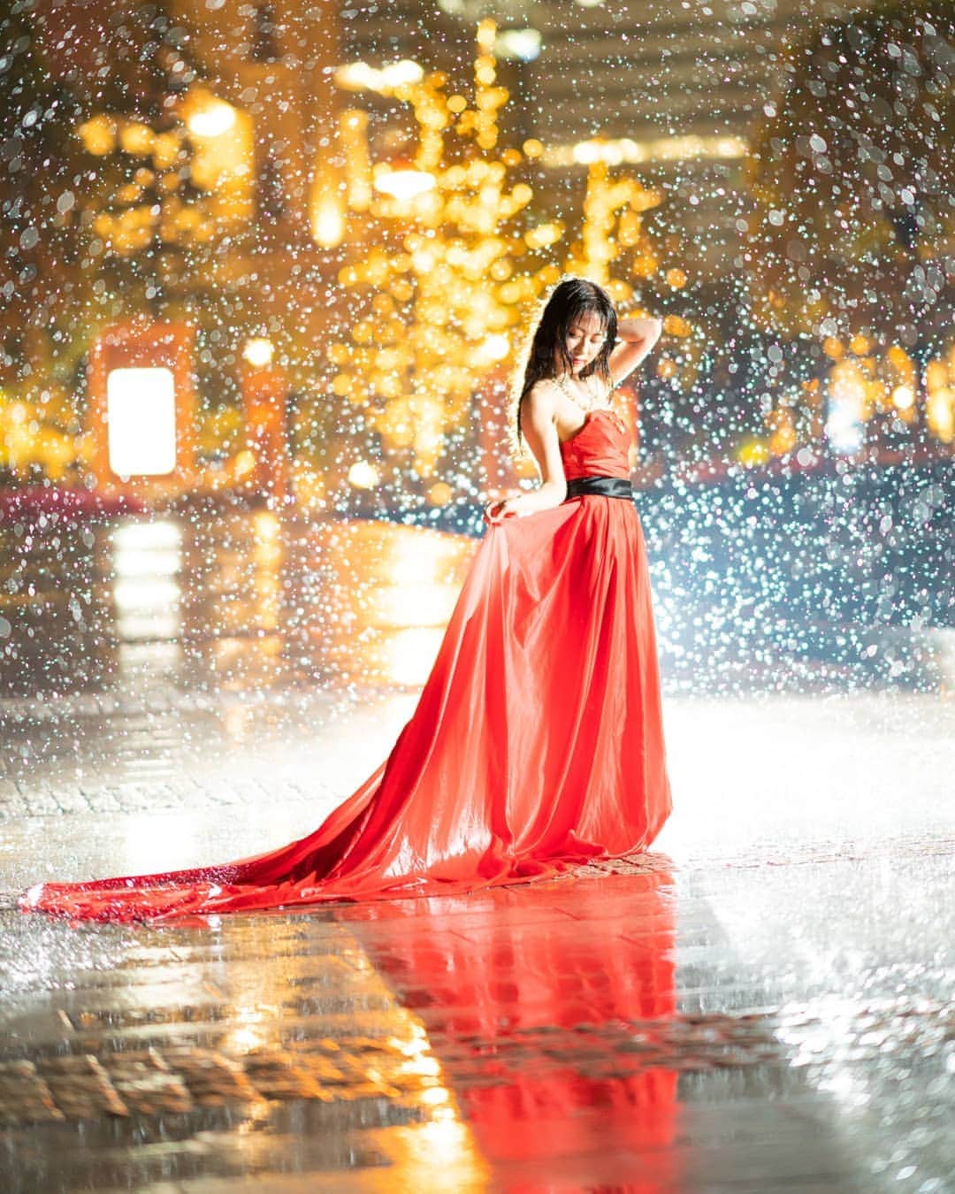 のインスタグラム：「* *  雨にだって負けないよ  * * 雨だって負けないごぉさんの髪型 でもあじさいはもう消えてしまった。。。笑  #雨 #赤 #ドレス #梅雨 #ウェディング #ストロビスト #光 #夜 #カメラマン  #モデル #撮影 #ポートレート #横浜 #夜景 #splus_cameraclub  #かずさん写真部」