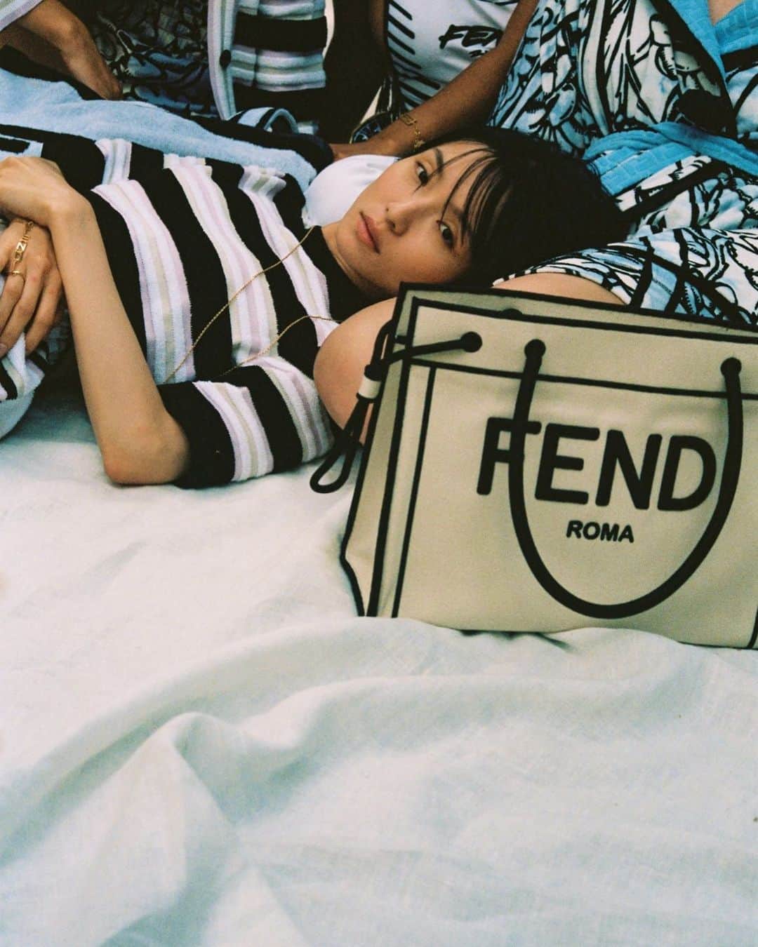 Fendiさんのインスタグラム写真 - (FendiInstagram)「Buy now, love forever. Breathe new life into your wardrobe with the #Fendi Roma shopper – the perfect piece to help you stay stylish in the heat. #FendiPreFall20」7月10日 21時58分 - fendi