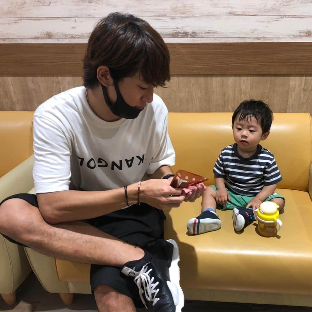 大倉士門さんのインスタグラム写真 - (大倉士門Instagram)「先日。幼馴染の友達の子と。 自分の子のように錯覚してしまう俺。 遊んでるのか遊んでもらってるのかわからない俺。 トイザラスで思わず欲しい〜て言われたトーマスのおもちゃを持ってレジに向かう俺。 バイバイするとき、こいつより寂しがっている俺。 パパになる準備だけはずっとしてる俺。また会おうな。  そろそろいいんちゃう？ いや、お前にはまだ早い。  目の前にあることを全力で取り組もう俺。」7月10日 21時58分 - shimonsmile