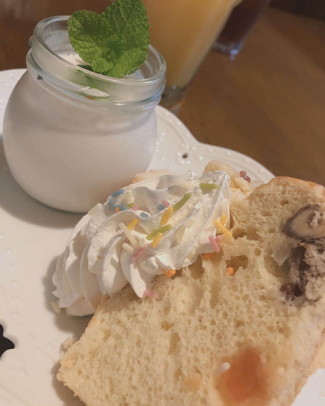 中野みやびのインスタグラム：「シフォンケーキ   #シフォンケーキ #chiffoncake #chiffon #プリン #pudding #ヨーグルト #生クリーム #cake #very #good #お洒落 #chocolate #wawawa #みやび」