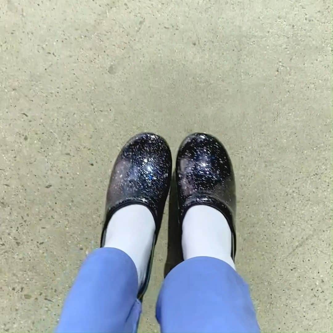 ダンスコのインスタグラム：「A style for every nurse. 1) Nominate a nurse or healthcare worker to win by tagging them in the comments. 2) Make sure you’re following @dansko on Instagram. Dansko has been proud to support nurses and healthcare workers throughout their journey, and through our donation efforts over the past eight weeks. This year, we are celebrating nurses and healthcare workers all year long! Giveaway Rules: Giveaway runs 07/10/20 at 9:00 AM EST - 07/12/20 at 11:59 PM EST. No purchase necessary. One winner will be randomly selected from those tagged and will be notified via DM. Verification that the tagged friend is a nurse or healthcare worker may be required in the form of a nurse’s badge or ID. The tagged friend will win one pair of Dansko shoes from the current collection with a total estimated retail value of $150. Giveaway not associated with Instagram. Full terms and conditions at the link in the bio.」