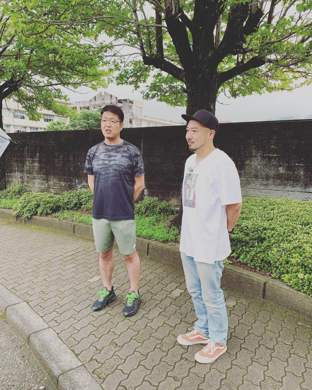 コシバKENさんのインスタグラム写真 - (コシバKENInstagram)「. 本日は山口にて母校ロケからの夕方テレビ山口さんの"ちぐスマ"からの"tysニュースタイム"生放送リレー。  やまほどET-KINGのことを話させてもらえました。  「ET-KINGの歌は心に刺さる。」  言ってもらえたこの言葉が忘れられません。  地元の人達に仲間のことを褒めてもらえて本当に嬉しかったです。  近い未来にライブを届けに来たい。  下を向かず。嘆かず。  やれることを精一杯。  おす！  #ETKING #tys #山口県 #ちぐスマ #tysニュースタイム  #西京高校 #剣道」7月10日 22時00分 - koshibaken08