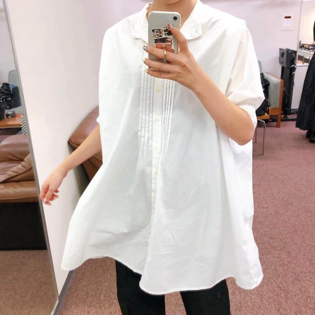 美舞さんのインスタグラム写真 - (美舞Instagram)「. . 珍しく白シャツを 🤫🖤 カジュアルにも綺麗めにも着れて 沢山お世話になりそうです ✌︎ . #シャツ #シロシャツ #私服 #fashion #モノトーン #fukuoka #selectmoca #通販 #服 #洋服 #トップス」7月10日 22時01分 - mibuki__.39