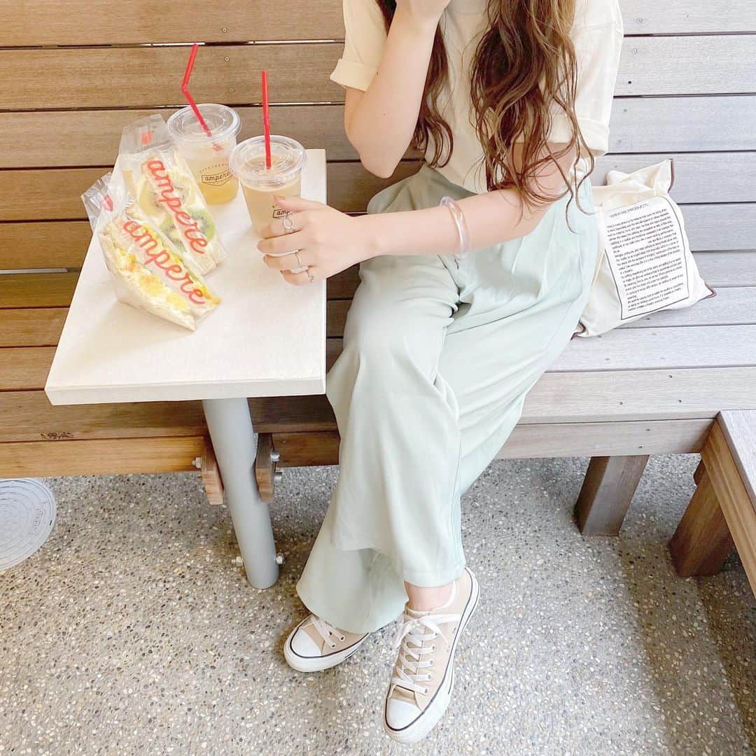 haruさんのインスタグラム写真 - (haruInstagram)「ㅤㅤㅤㅤㅤㅤㅤㅤㅤㅤㅤㅤㅤ ㅤㅤㅤㅤㅤㅤㅤㅤㅤㅤㅤㅤㅤ ㅤㅤㅤㅤㅤㅤㅤㅤㅤㅤㅤㅤㅤ #ootd ㅤㅤㅤㅤㅤㅤㅤㅤㅤㅤㅤㅤㅤ 連続投稿ごめんなさい🙇‍♀️☁️ ㅤㅤㅤㅤㅤㅤㅤㅤㅤㅤㅤㅤㅤ chocoちゃん🍫が撮ってくれた お気に入り写真☺️🧡// ㅤㅤㅤㅤㅤㅤㅤㅤㅤㅤㅤㅤㅤ . ㅤㅤㅤㅤㅤㅤㅤㅤㅤㅤㅤㅤㅤ @fifth_store のミントグリーンのパンツを ベージュ系で組んだコーデ🧸 ㅤㅤㅤㅤㅤㅤㅤㅤㅤㅤㅤㅤㅤ 7月入ってから1番お気に入りコーデ☺️💕！ ㅤㅤㅤㅤㅤㅤㅤㅤㅤㅤㅤㅤㅤ . ㅤㅤㅤㅤㅤㅤㅤㅤㅤㅤㅤㅤㅤ ☑︎ tops : #uniqlo #ユニクロ　¥1000 ☑︎ pants : #fifth #フィフス ¥6479 ☑︎ bag : #theatreproducts #シアタープロダクツ ¥4400 ㅤㅤㅤㅤㅤㅤㅤㅤㅤㅤㅤㅤㅤ . ㅤㅤㅤㅤㅤㅤㅤㅤㅤㅤㅤㅤㅤ chocoちゃんのカメラセンスが神すぎて のせたいのたくさんあるので またカフェ紹介で投稿させてください🥺🧡 ㅤㅤㅤㅤㅤㅤㅤㅤㅤㅤㅤㅤㅤ ちょこりんありがとう〜☺️💕 ㅤㅤㅤㅤㅤㅤㅤㅤㅤㅤㅤㅤㅤ ㅤㅤㅤㅤㅤㅤㅤㅤㅤㅤㅤㅤㅤ #プチプラコーデ#fifthtl#カジュアル#パンツ#低身長コーデ#ミントグリーン#フロントタックカラーワイドパンツ #harucd ㅤㅤㅤㅤㅤㅤㅤㅤㅤㅤㅤㅤㅤ」7月10日 22時02分 - __haru3