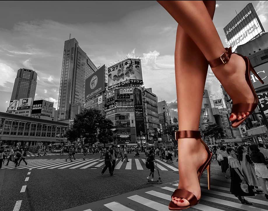 ブライアンアトウッドさんのインスタグラム写真 - (ブライアンアトウッドInstagram)「My BABE takes on the capital city of Japan “Toe-Kyo”.  #sickshoes #tokyo #highheels #fashion #sexy #nude #legs #madeinitaly #brianatwood」7月10日 22時03分 - brian_atwood