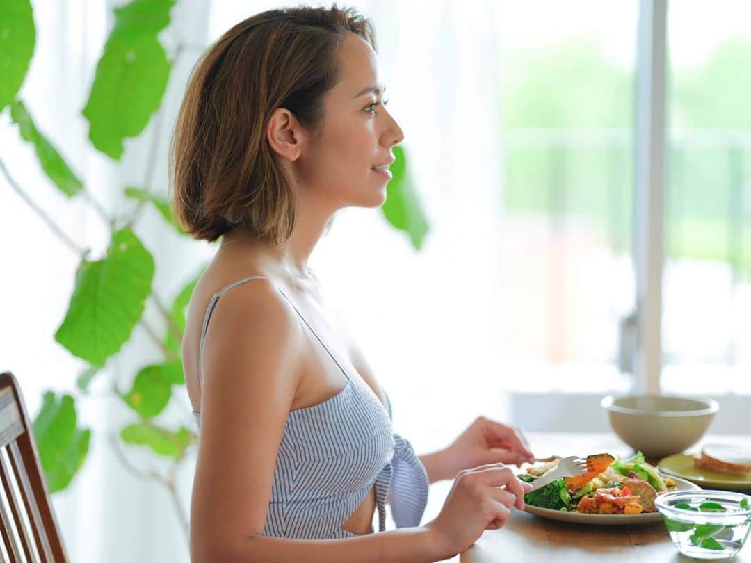 鮎河ナオミのインスタグラム：「「運動しないでキレイに痩せる」が本日発売になりました🤗  運動を頑張ってるけどなかなか痩せない人や、 運動はあまり好きじゃない人には特にお勧めです❣️  私自身の体験談を元に、お勧めのダイエット方法や、痩せやすい身体を作る簡単なセルフマッサージ、そしてお食事の話もしています。  是非チェックしてみてね💓  Thank you @39.mush @kazuemizushima @yotti529 @rubynail101   #運動しないでキレイに痩せる #運動嫌い #ダイエット #痩せスイッチ #部分痩せ #二の腕 #太もも #お腹痩せ #くびれ #小顔 #マッサージ #アンチエイジング」
