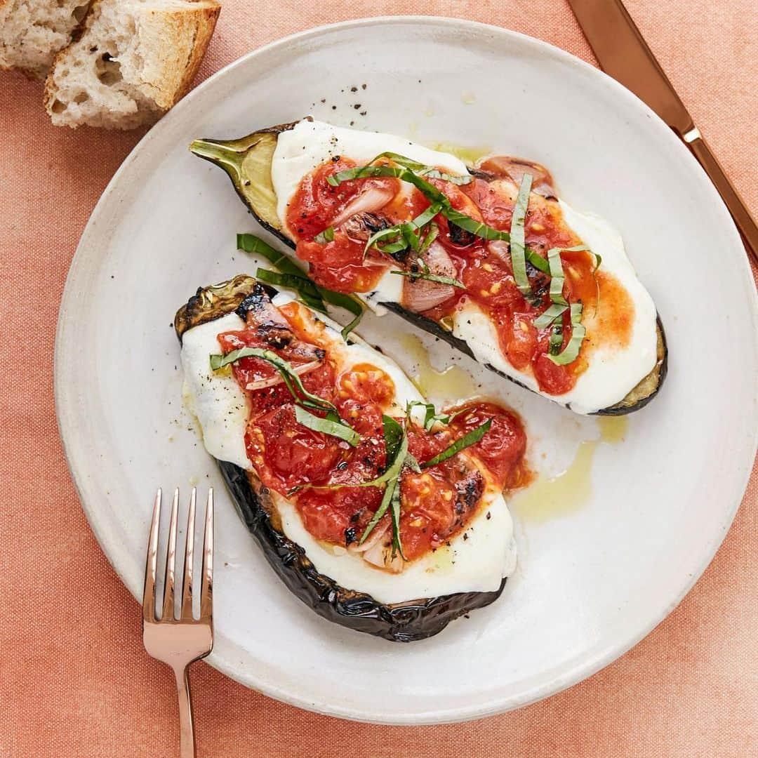 マーサ・スチュワートさんのインスタグラム写真 - (マーサ・スチュワートInstagram)「Grilling whole, halved eggplants rather than breading and frying slices makes this take on eggplant parm a lighter and healthier option for the grill. Flame-kissed tomatoes and shallots are turned into a quick sauce, then spooned over charred eggplant and gooey mozzarella for a memorable dinner. Grab the full recipe at the link in bio! 📷: @sidneybensimon」7月10日 22時14分 - marthastewart