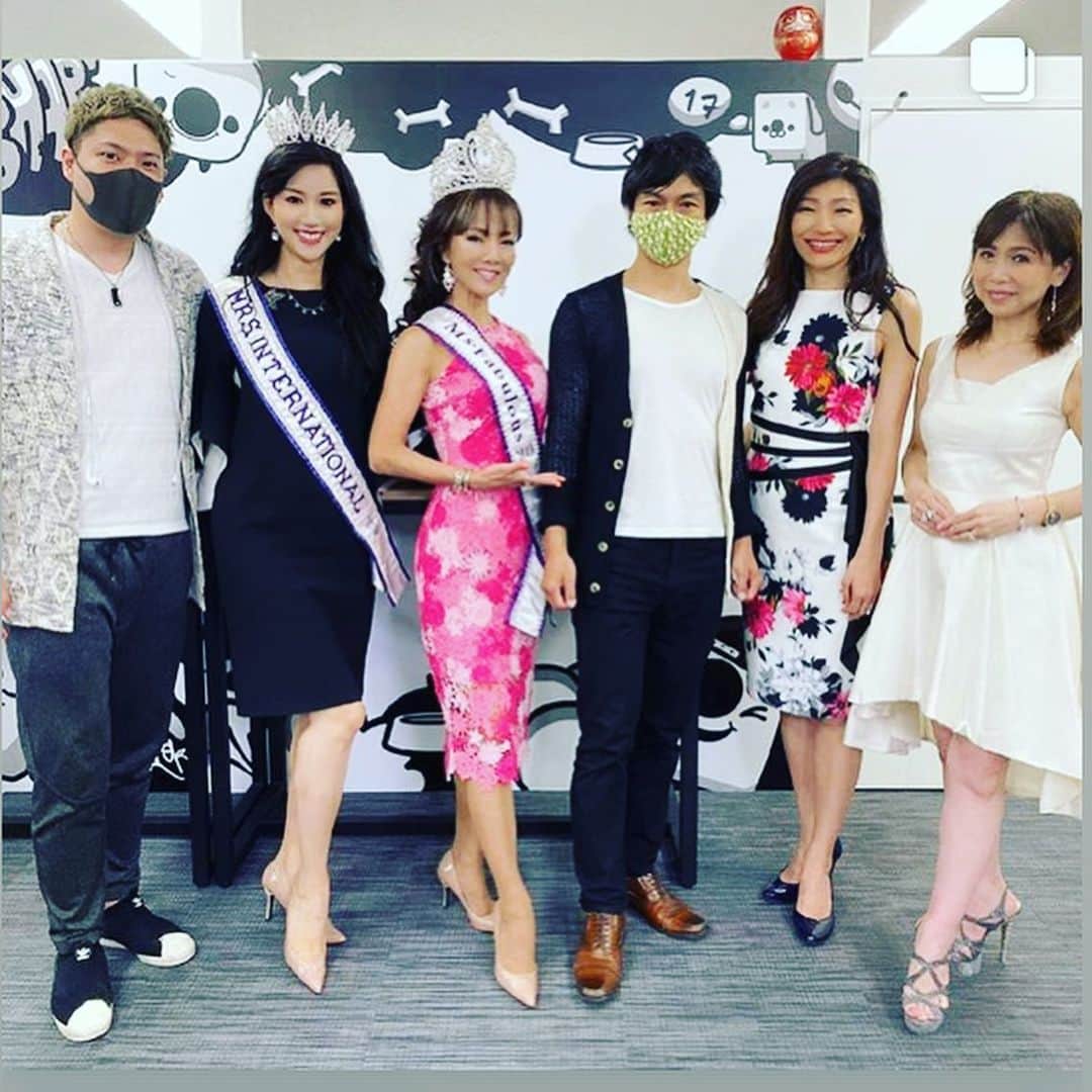 吉田ヒトシのインスタグラム：「【時差グラム】 ミセス・インターナショナル配信に際して、本番二週間前に告知番組を生配信。 約1,000人の方々が番組を視聴してくれました。  #ミズファビュラス #ミセスインターナショナル #17ライブアプリ #17ライブスタジオ #番宣 #ローズクルセイダーズ  #吉田ヒトシ」