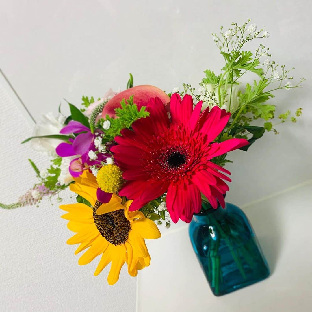 虎南有香のインスタグラム：「歳を重ねる度に大好きになっていく、花という存在…💐♥️  特別な日だからこその嬉しさもある💘  Thank you👩‍❤️‍👨」