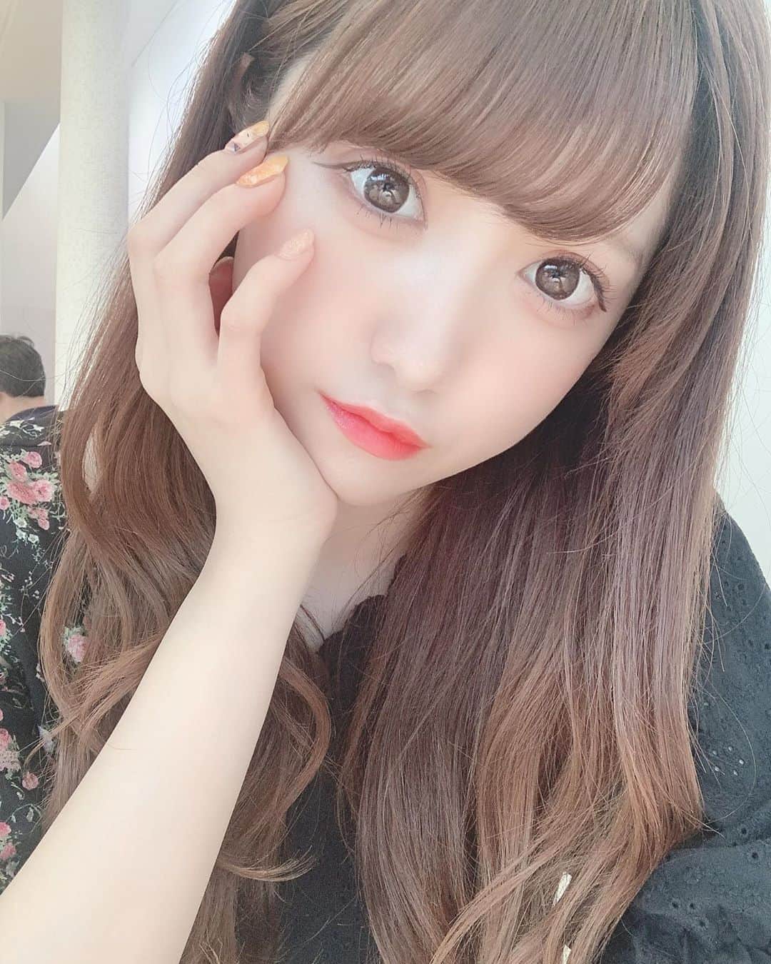 田口未彩のインスタグラム：「🌷 . . そろそろプリン目立つから 早く髪染めたい🥺 . . .  #自撮り　#セルフィー　#自撮り女子　#ロングヘア　#ロングヘアアレンジ　#巻き髪　#ゆるまきヘア #ゆるまき　#ヘアカラー　#ブラウンカラー　#カラコン　#メイク　#ナチュラルメイク　#スワンキス  #ワンピース」
