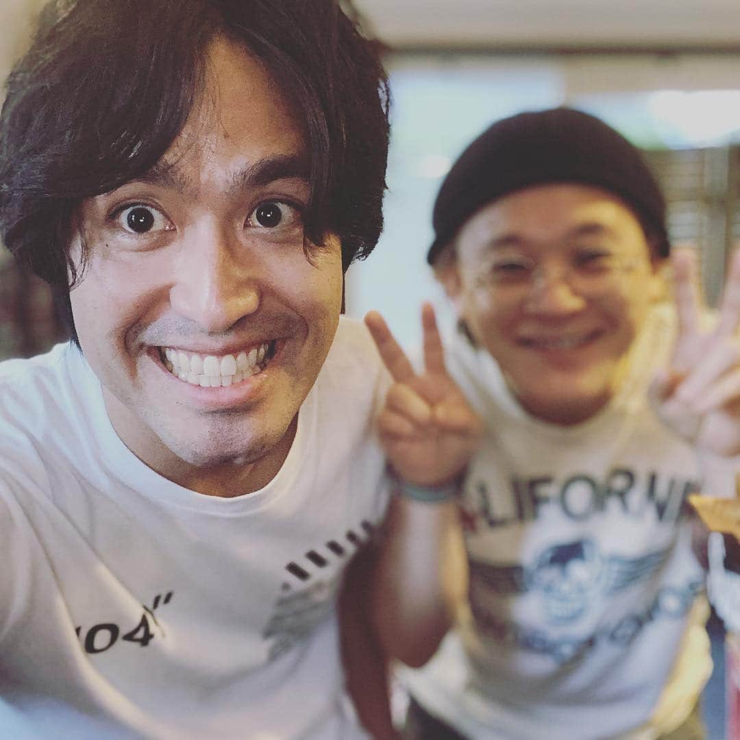 ISEKIのインスタグラム：「明日は待ちに待った おーちゃんとのツイキャスLive🎙  どんな時代になっても 歌が僕らを繋いでくれる  短い時間だけど 精一杯歌うので是非楽しんでいってね✨  #レコーディングにて #プロデューサー #シライシ紗トリ　 #俺の顔が濃すぎて #シライシさん薄め　笑」