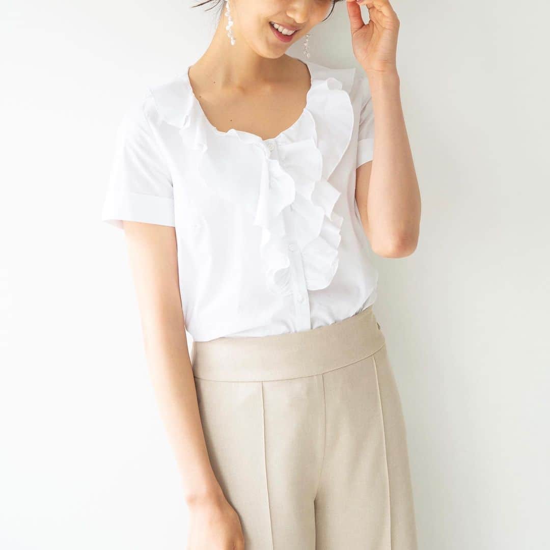 NARACAMICIE Japanさんのインスタグラム写真 - (NARACAMICIE JapanInstagram)「公式オンラインストアに再入荷いたしました‼︎﻿ 前見頃にギャザーフリルがあしらわれた、﻿ フェミニンなブラウス。﻿ ﻿ ストレッチの効いたコットンで着心地よく、﻿ 胸元のフリルがテレワークで画面越しでも﻿ 映えて、きちんと見えします。﻿ ﻿ ギャザーフリル半袖ブラウス(品番10-01-04-280)﻿ ﻿ Summer Saleで50%OFF！﻿ ﻿ #naracamicie #fashion #2020ss #ナラカミーチェ #ファッション #コーディネート #夏コーデ #夏服 #夏ファッション #ナラコーデ #ブラウス #ブラウスコーデ #フリルブラウス　#テレワーク映え #テレワーク #お仕事 #お仕事スタイル #お仕事コーデ #通勤スタイル #通勤コーデ #通勤服 #オフィススタイル #オフィスコーデ #オフィスカジュアル #きれいめ #きれいめカジュアル #ビジネスカジュアル #シンプルコーデ #きちんとコーデ #きちんと見え」7月10日 22時13分 - naracamicie_jp