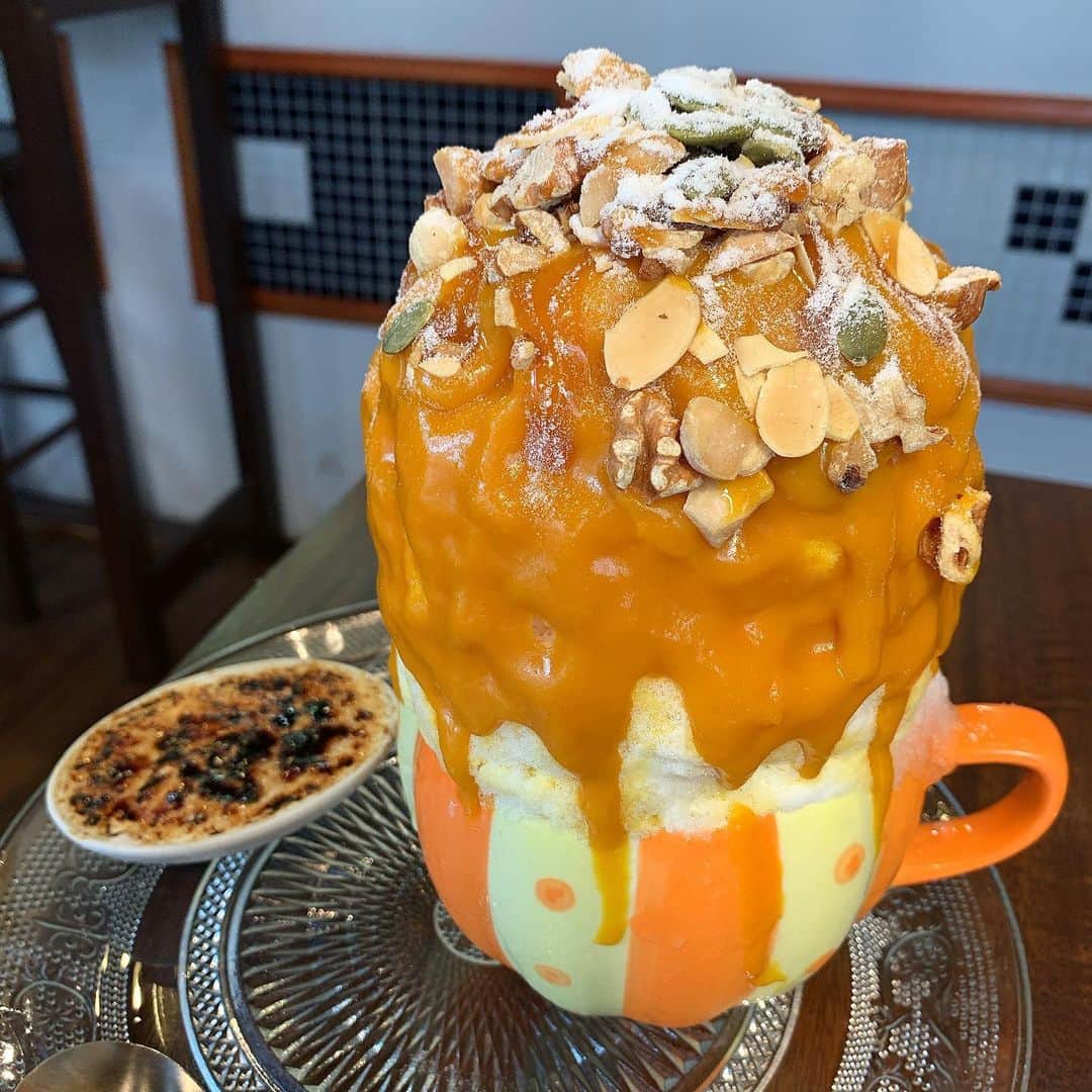 のインスタグラム：「【三軒茶屋　カボチャ】 カボチャスイーツ専門店🎃 ㅤㅤㅤㅤㅤㅤㅤㅤㅤㅤㅤㅤㅤ 🏠#三軒茶屋　#カボチャ 🚶‍♂️三軒茶屋駅徒歩6分 📖くりりんキャラメルナッツ(¥1000) ㅤㅤㅤㅤㅤㅤㅤㅤㅤㅤㅤㅤㅤ カボチャスイーツ専門店のかぼちゃかき氷。 かき氷は5種類で全部1000円税込。 ㅤㅤㅤㅤㅤㅤㅤㅤㅤㅤㅤㅤㅤ  ナッツざっくざくかぼちゃは濃厚 氷は雪っぽい感じのやつがぎっしり。 見た目より量あるかんなり冷たい。 中にもかぼちゃクリーム入ってる。 ㅤㅤㅤㅤㅤㅤㅤㅤㅤㅤㅤㅤㅤ かき氷のお供で出されるブリュレされたクリームうますぎ。これのおかげで最後の一口まで美味しくいただける。 少しずつ下にずれてくから崩壊寸前ではあった。 ㅤㅤㅤㅤㅤㅤㅤㅤㅤㅤㅤㅤㅤ  2テーブルに横並びの2人席が２つ。 オープン前にオレともう一人並んでて、 オープン後に2人きてた。 店内に4人入ってからは受付して外で並ぶ感じ。  かき氷食べてたらそのあとすぐ2人並んでた。 食べる人の速さによるけど回転はまあまあ早いかな。 ㅤㅤㅤㅤㅤㅤㅤㅤㅤㅤㅤㅤㅤ 外で並ぶ前に受付するの忘れないで。 入店のルールの写真載せておいたからチェックね。  ㅤㅤㅤㅤㅤㅤㅤㅤㅤㅤㅤㅤㅤ もう何回もリピってる！ ここほんとめっちゃ好き〜 ㅤㅤㅤㅤㅤㅤㅤㅤㅤㅤㅤㅤㅤ ブリュレ供えるとか天才ですか。 ㅤㅤㅤㅤㅤㅤㅤㅤㅤㅤㅤㅤㅤ 営業時間(短縮営業中) 10時〜17時 ㅤㅤㅤㅤㅤㅤㅤㅤㅤㅤㅤㅤㅤ 定休日 7月は月、火休み  東京都世田谷区三軒茶屋2丁目38-10」