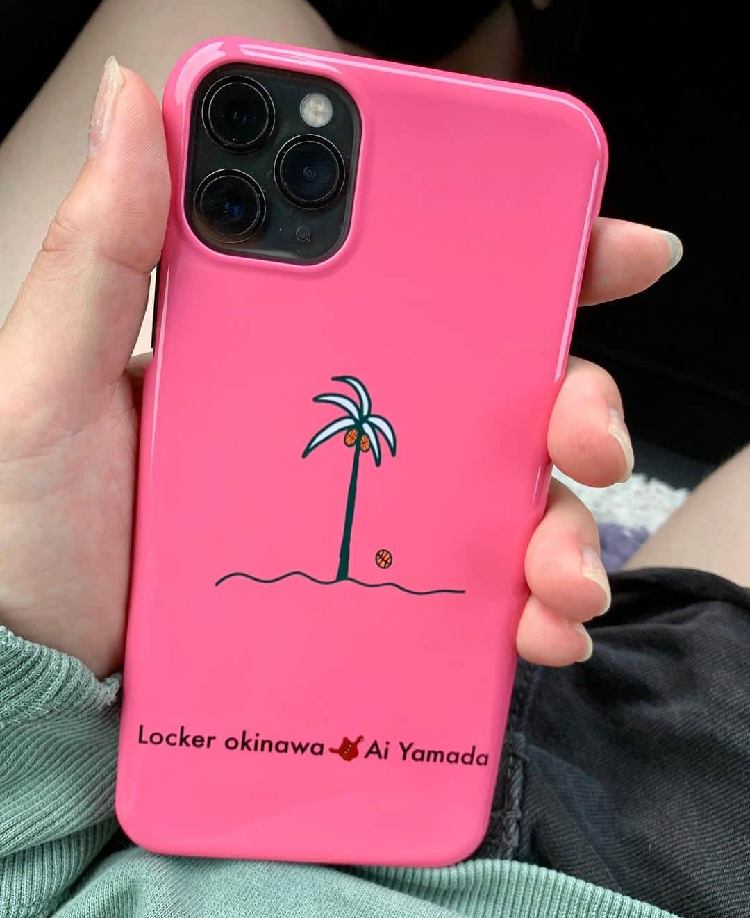 山田愛さんのインスタグラム写真 - (山田愛Instagram)「New product!😍🌈✊🏽 I phone case!!!🤎💖 ・ @locker.okinawa とコラボしてiPhoneケースを出すことができました🥰🌈 ありがとうございます！！嬉しい😆‼︎ 夏に向けてこのiPhoneケースで気分上げてあげていきましょう🤙🏽🌴☀️ Pink/Coconut brown 対応機種もたくさん！受注期間は7月17日まで✊🏽 ぜひ手に取ってくださいね🥥💕 ご注文は @locker.okinawa のホームページからネットショップにとんでください🌴 ・ #coconut #coconutbrown #palmtree #basketball #basketballart #pink #art #design #caseiphone #🥥 #🌴 #iphoneケース #ココナッツ #バスケットボール #ロゴ」7月10日 22時23分 - aiyamada_