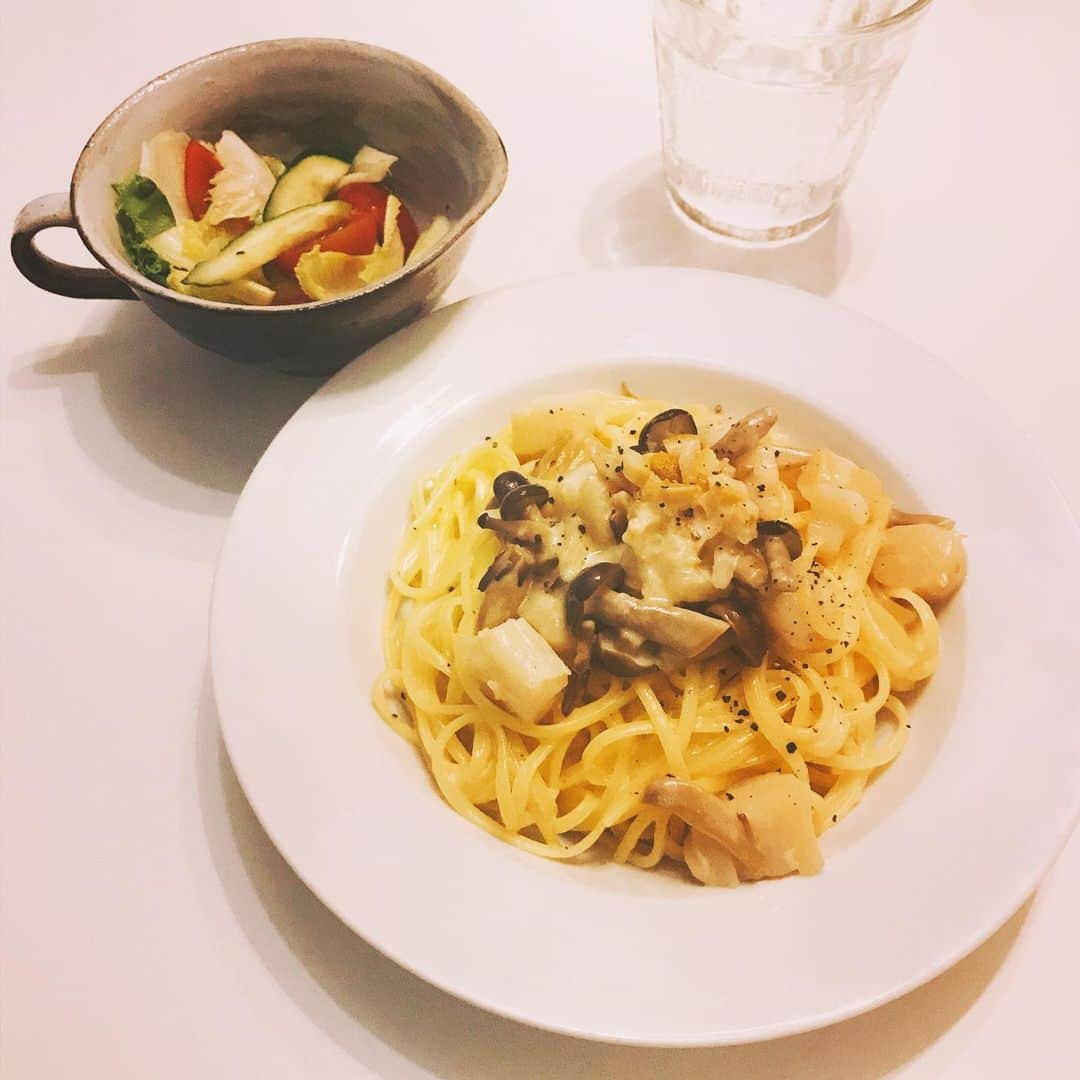 森由月さんのインスタグラム写真 - (森由月Instagram)「・ 晩ごはん。 *ホタテとしめじのレモンクリームパスタ *レタスと胡瓜とトマトの塩サラダ ・ コロナの影響で飲食店からの仕入れが減ってしまった帆立が値下げして売られていたの買っちゃった🤭 食品の廃棄ほど悲しいことはないしお得感あるし自分にできる範囲で経済をまわしたいし…と今はプチ贅沢する口実がたっぷりあるので(笑) 北海道産の生食用💛ぷりぷりで甘くて旨味もあってほんとに美味しい😍 まだまだあるので、この帆立で炊き込みご飯も作りたいと思います。 ＊ ＊ ＊ #晩ごはん #ゆうはん #おうちごはん #料理 #自炊 #料理好きな人と繋がりたい #おうちごはんlover #献立 #食事 #クッキングラム #暮らし #フーディーテーブル #料理写真 #てづくりごはん365 #パスタ #レモンクリームパスタ #帆立  #dinner #meal #japanesefood #cooking #cuisine #instafood #foodstagram #foodie #homecooking #eat #foodphotography #pasta #linguine」7月10日 22時23分 - mori_yutsuki