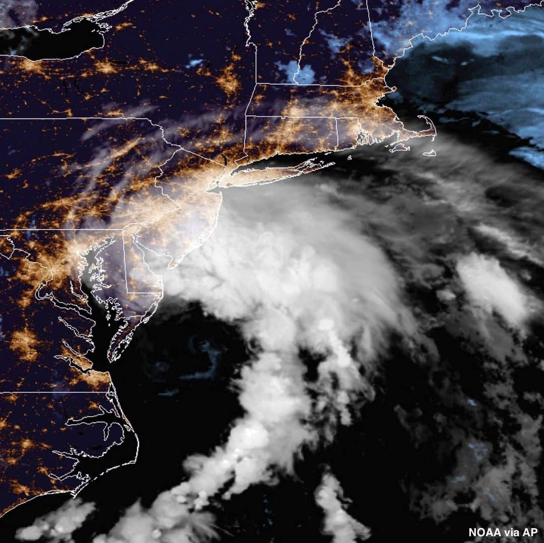 ABC Newsさんのインスタグラム写真 - (ABC NewsInstagram)「Tropical storm warning issued for the entire New Jersey coast, New York City, Long Island and all of the Connecticut coastline as Tropical Storm Fay's path moves north.  Fay has winds of 50 mph on Friday morning and is moving north at 10 mph. #fay #tropicalstormfay #tropicalstorm #storm #weather #newyork #newjersey #connecticut」7月10日 22時24分 - abcnews