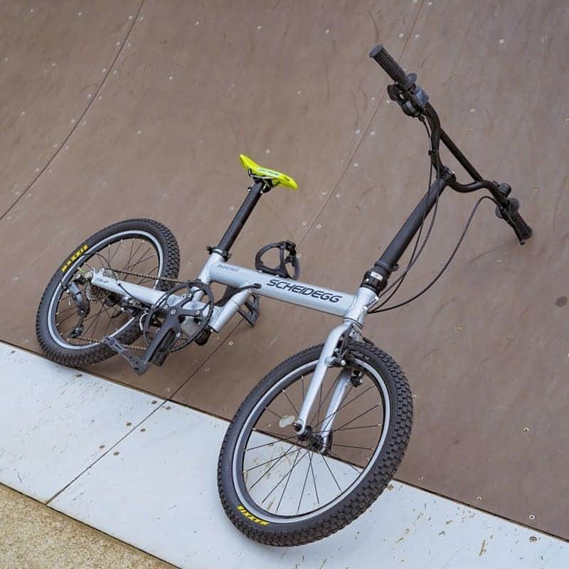 山下晃和さんのインスタグラム写真 - (山下晃和Instagram)「【MAGAZINE】キャンプ、アウトドア雑誌GARVYで連載の『二輪旅』での今回の相棒はmontbellが作る自転車ブランドのシャイデック  折り畳み小径車。激軽の9.6kg  サドル、ハンドル、タイヤをカスタムしてBMX風にしています 風なのでトリックもできないし、派手なジャンプもできないのですが、クルージングはできます。  あとは新しい焚き火台もmontbellのモノ。2次燃焼というものすごく効率の良い燃え方をするので、キレイにBBQができちゃいます  あとは今回はソロキャンプではなくて、デュオです。猫のカツオくんが居ます。  続きは本誌へ  Photo by @o.saka_satoshi  @garvy_official  #ガルヴィ #BMX #CAMP #焚き火 #モンベル #焚き火台 #フォレトパーティー峰山 #千葉県 #Chiba  #newera #自転車 #小径車 #折り畳み自転車 #シャイデック #ムーンライトテントⅠ」7月10日 22時24分 - travel_akikazoo