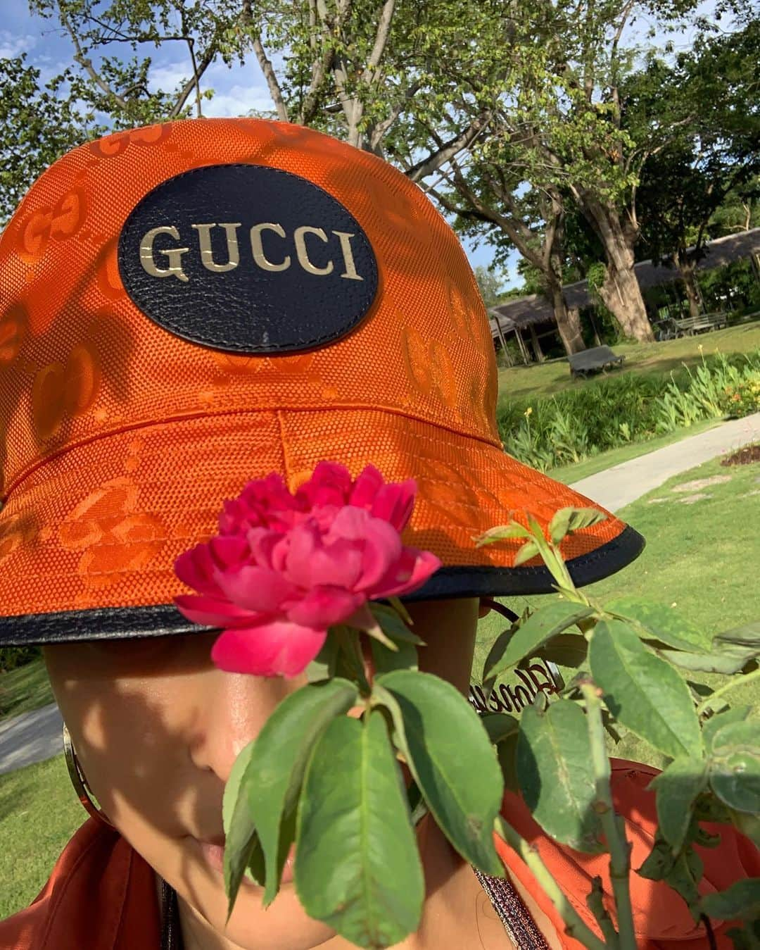 Amata Chittaseneeさんのインスタグラム写真 - (Amata ChittaseneeInstagram)「🔥 Gucci bae 👩🏻‍🌾 OffTheGrid 🍊 First Step Toward Circularity หมวกใบนี้ทำจากวัสดุรีไซเคิล เส้นไยไนล่อนจากขยะ 🧶🧵👒 ไม่ว่าจะเป็นตะขายจับปลาหรือพรมที่ทิ้งแล้ว 😍  สีส้มสดใสซาบซ่า กับวันใสๆเที่ยวที่นครปฐม  #GucciOffTheGrid @gucci  #econyl #pearypiegoesgreen」7月10日 22時32分 - pearypie