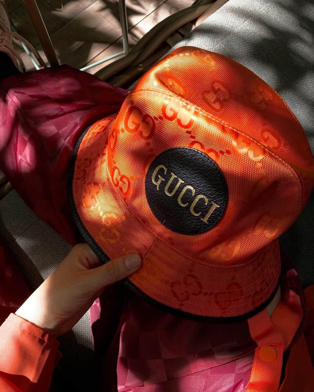 Amata Chittaseneeさんのインスタグラム写真 - (Amata ChittaseneeInstagram)「🔥 Gucci bae 👩🏻‍🌾 OffTheGrid 🍊 First Step Toward Circularity หมวกใบนี้ทำจากวัสดุรีไซเคิล เส้นไยไนล่อนจากขยะ 🧶🧵👒 ไม่ว่าจะเป็นตะขายจับปลาหรือพรมที่ทิ้งแล้ว 😍  สีส้มสดใสซาบซ่า กับวันใสๆเที่ยวที่นครปฐม  #GucciOffTheGrid @gucci  #econyl #pearypiegoesgreen」7月10日 22時32分 - pearypie