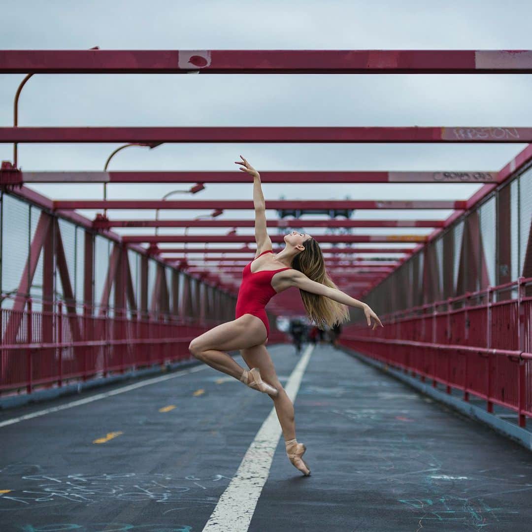 ballerina projectさんのインスタグラム写真 - (ballerina projectInstagram)「𝗜𝘀𝗮𝗯𝗲𝗹𝗹𝗮 𝗕𝗼𝘆𝗹𝘀𝘁𝗼𝗻 on the Williamsburg Bridge. #ballerina - @isabellaboylston #williamsburgbridge #newyorkcity #lowereastside #ballerinaproject #ballerinaproject_ #ballet #dance #isabellaboylston #red  𝗕𝗮𝗹𝗹𝗲𝗿𝗶𝗻𝗮 𝗣𝗿𝗼𝗷𝗲𝗰𝘁 𝗯𝗼𝗼𝗸 is now in stock. Go to @ballerinaprojectbook for link.」7月10日 22時25分 - ballerinaproject_