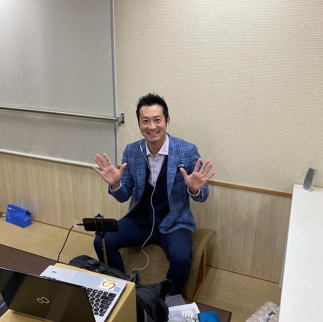 宮下純一さんのインスタグラム写真 - (宮下純一Instagram)「鹿児島の皆さんに早く会いたいけどもう少し我慢のかごピタリモート出演でした😭裏側はこんな感じでやってます❣️あとドラゴンズ最高に気持ちぃーーーー勝ち方😘祝酒になりました🍻#かごピタ #リモート出演 #色んなもの使ってみようの巻 #ビシエドホームラン #サヨナラ勝ち⚾️ #中日ドラゴンズ #きもてぃーーー」7月10日 22時27分 - junichi1017