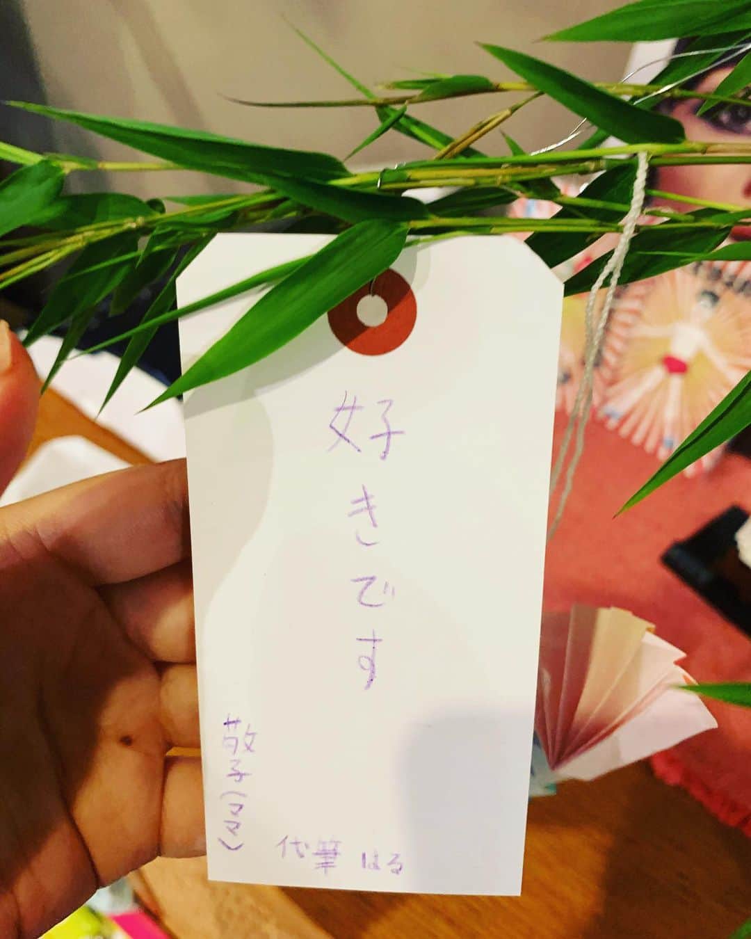 五月女ケイ子のインスタグラム：「願い事を代筆してくれていたはる。「あと二つ書けるよ。なんにする？」と聞かれたけど夕飯の支度でいっぱいだったため、半分うわの空で言った言葉を、そのまま書かれていた。。。 #七夕」