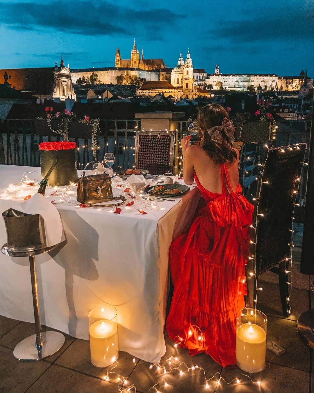 バーボラ・コディトヴァのインスタグラム：「Candlelight dinner, view on the Prague Castle and the best room at @mo_prague 💃🏼  Find out more tips about my favourite hotels, restaurants and cafe on the @twisperofficial! The link is in my bio! #Ad #TWISPER」