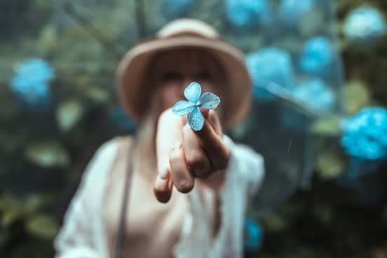 若月雅のインスタグラム：「2020.07.04 個人撮影会🌱 . レタッチが若月好みすぎました❣️ ありがとうございました😊✨  📸(@yuji.pulcinella)様 . #ポートレート #少数撮影会　 #鶴見緑地  #カメラマンさんと繋がりたい  #レンズ越しの私の世界  #紫陽花　 #幻想的  #雨の日」