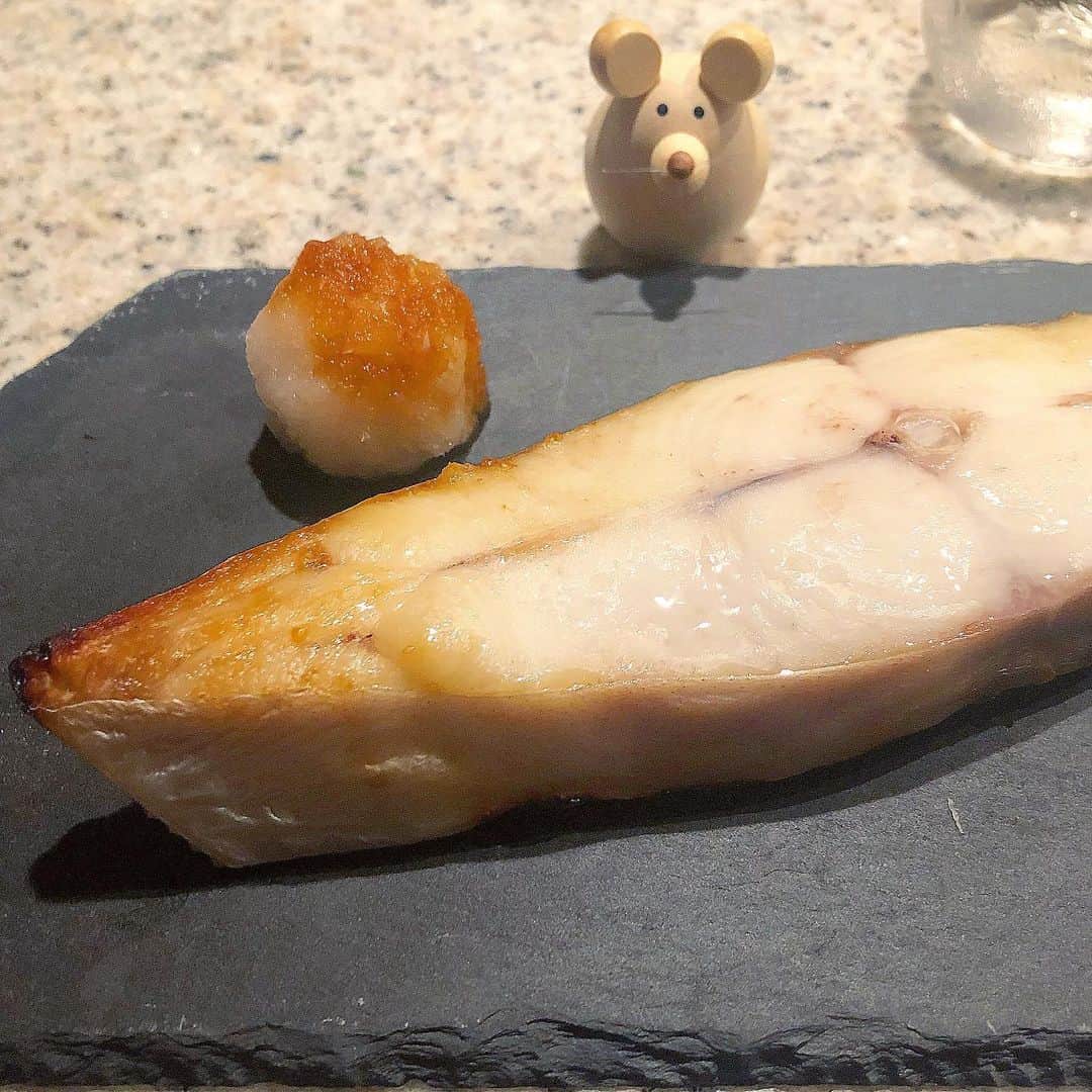 榊山敬代のインスタグラム：「✨﻿🐟✨… ・ 最近焼き魚さんが たのしみなひと品  この日は  マナカツオさんが ひときわ美しくて 迷わず連れて帰る  ボートのような 美しい曲線には ネズミちゃんも　 うっとりのとき　  ２枚目の画像は 焼く前の美しさ  記録…📸… ・ ・ #大変美味しゅうございました … ・ ・ 昨日今日はデザインに追われて あっという間に１日が終了なり  時間が無いのでスピード重視と 間違いを訂正しながらの作業と カタチにしては手探り進行作業  なんとか間に合う予定哉 明日は五百文字内の文章 完成させる目標のために  早起き決定…😪… ・ ・ #いつもギリギリ … #今から夕食準備 🍳💦… ・ ・ ・ #おうちごはん #おうち大好き #enjoyhome ・ ・ ・ ・ ・  ・  #焼いただけ #ご馳走 #焼魚 #まながつお #マナガツオ #お魚 #マイブーム #夕食 #dinner #おうちごはん  #おつまみ #大根 #大根おろし#healthy #food #seafood #fish #日本酒#日本酒のお供 #sake #artist #kitchen #cooking #日本画家 の #お料理こんなもん」