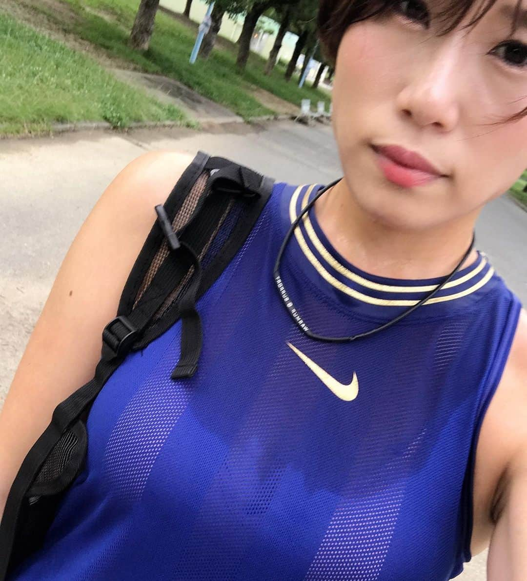 きゃっするひとみーさんのインスタグラム写真 - (きゃっするひとみーInstagram)「3キロも走ればおふろ入ったみたいなる。夏や！✨ . 夏といえば、最近はまってる夏の緑を探すrun✨ . マラソンって、ほんとにマイナスイメージの多いスポーツですが、季節の移り変わりを目で楽しめる最高に楽しいスポーツなんですよ！！！！！！どの季節を走ってても、贅沢やなぁ〜っておもいながら走ってます。 . みなさんも、夏の緑見つけたらタグつけて教えてください😊😊😊😊 . @hmbsaurus  @361japan  @idatensports  @kiyohara_x_addelm  @aminosaurus  . #ランニング #runners #run #runner #ママランナー」7月10日 22時34分 - takaxjumppp