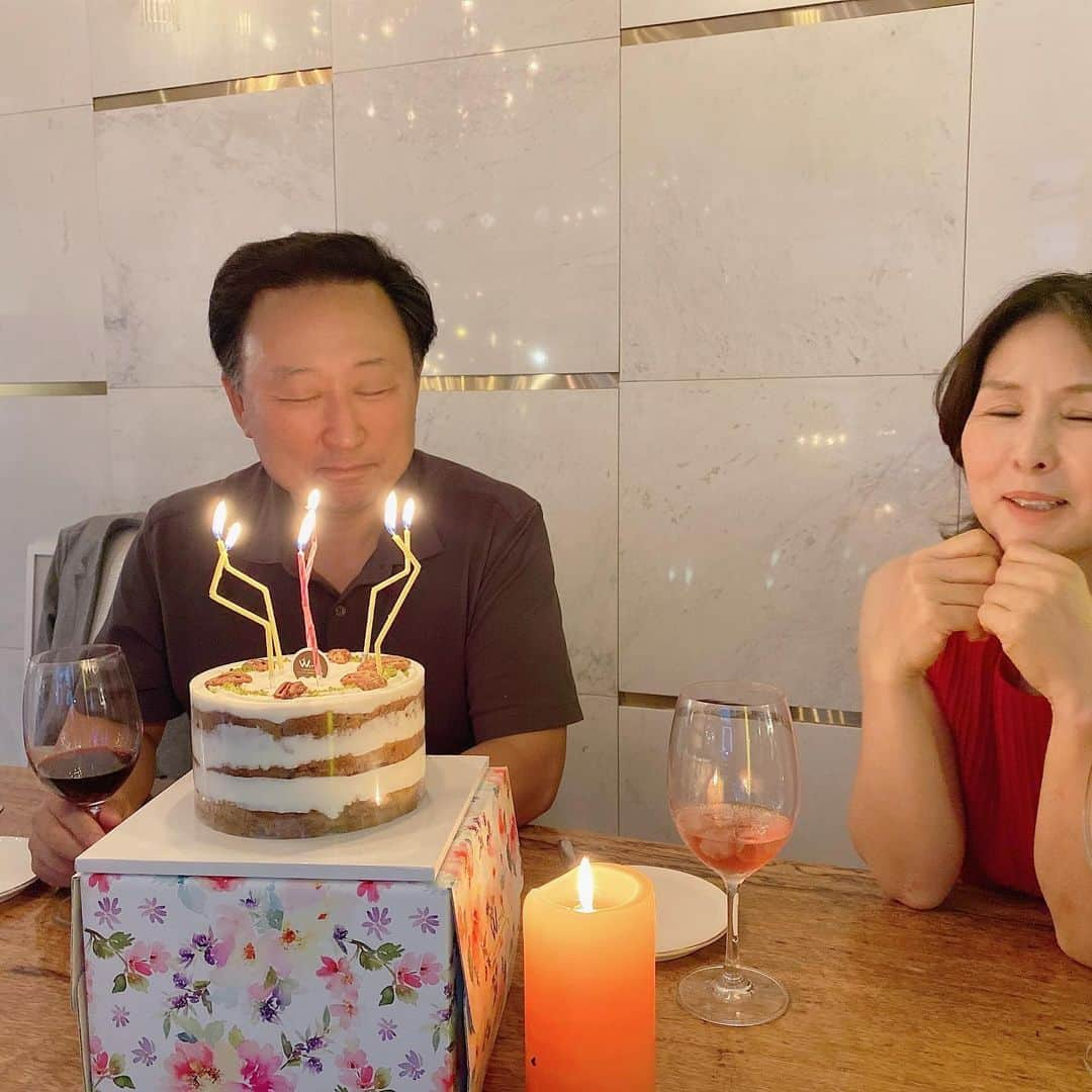 ピパ さんのインスタグラム写真 - (ピパ Instagram)「늦은 papa생파 posting(ft. Mami)🎂 고등학교때 만나 함께 성장하고 어른이되고 부모가 되어 이제는 함께 늙어가는 중. 사랑이란 무엇인지 직접 보여줌으로써 가르쳐준 나의 원너비커플, 이들의 사랑을 보고자란 나는 사랑도 받아본 사람이 줄 수도, 할 수도, 또 받을 수도 있다는 말에 너무나 공감한다. Met in high school,  grew up together,  became adults and parents, and now getting old together. They sure are my wannabe couple who taught me what love is by showing it to me. Me growing up watching their love, I heartily get when people say who has been loved can give love. . . #20200701 #하늘을나는사나이 #내베프 #윤장군님 #아빠생신 #나의워너비커플 #엄빠 #mybestfriend #generalyoun #mydadsbirthday #mywannabecouple #LOVE」7月10日 22時37分 - bipa.diva